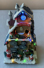 Cargar imagen en el visor de la galería, ESCENA FABRICA SANTA CON MUSICA LUZ LED MOVIMIENTO 13.5x16.5x29 cm