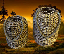 Cargar imagen en el visor de la galería, Farol redondo mimbre con candelera para velas, asa cáñamo colgante luz hogar