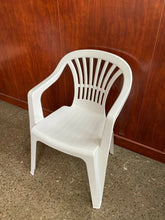 Cargar imagen en el visor de la galería, Silla resina blanca de plástico con respaldo alto para exterior, tanto como jardín, terraza, playa o camping.