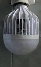 Cargar imagen en el visor de la galería, Bombilla LED 7W E27 Matamosquitos Eléctrico 2 EN 1, ANTIMOSQUITOS