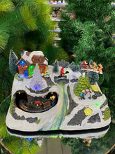 Cargar imagen en el visor de la galería, Poblado Navideño Escena Con Luz Led Música y Movimiento 19x18x31 cm Navidad