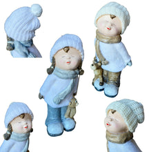 Cargar imagen en el visor de la galería, Figura decoracion niño y niña con peluche gorro ana ideal decorar Navidad 42x15 cm