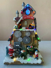 Cargar imagen en el visor de la galería, ESCENA FABRICA SANTA CON MUSICA LUZ LED MOVIMIENTO 13.5x16.5x29 cm