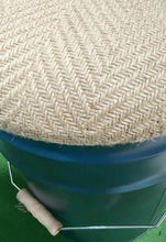Cargar imagen en el visor de la galería, Baril , Bidon, Puff de almacenamiento metal con tapa de asiento de Yute y asa 32 x 39.5 cm