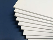 Cargar imagen en el visor de la galería, Cartón pluma adhesivo 6 unds 50x70 blanca con espesor de 5mm, rectangular