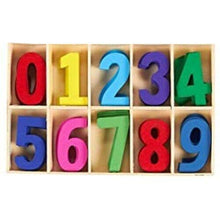 Cargar imagen en el visor de la galería, Números de madera natural mini del 0 al 9 - 50 unidades papelería manualidades