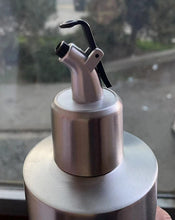 Cargar imagen en el visor de la galería, ACEITERA VINAGRERA ANTIGOTEO CON TAPON, ACERO INOX 250ml, 550 ml