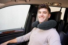Cargar imagen en el visor de la galería, Cojín de viaje hinchable 36x30x10cm - Almohada de viaje suave y resistente - Ideal para largos viajes en avión, tren o coche - Color negro - Marca Intex