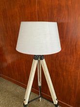 Cargar imagen en el visor de la galería, Lámpara de pie ajustable de madera tipo trípode con pantalla gris para el hogar con interruptor, tono de color gris moderno, Para Cualquiera habitación Salón Escritorio