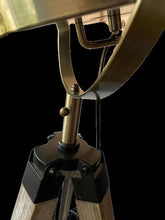 Cargar imagen en el visor de la galería, Lámpara trípode con proyector (65 x 95,5-137,5 cm), color bronce