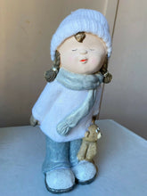 Cargar imagen en el visor de la galería, Figura decoracion niño y niña con peluche gorro ana ideal decorar Navidad 42x15 cm