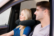 Cargar imagen en el visor de la galería, Cojín de viaje hinchable 36x30x10cm - Almohada de viaje suave y resistente - Ideal para largos viajes en avión, tren o coche - Color negro - Marca Intex