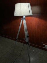 Cargar imagen en el visor de la galería, Lámpara de pie ajustable de madera tipo trípode con pantalla gris para el hogar con interruptor, tono de color gris moderno, Para Cualquiera habitación Salón Escritorio