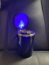 Cargar imagen en el visor de la galería, Cenicero de luz LED con Tapas para coche soporte Universal pila incluida
