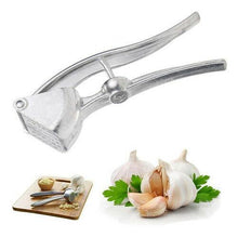 Cargar imagen en el visor de la galería, Prensa de ajos prensador picadora y batidora de hierro diseño profesional 16 cm
