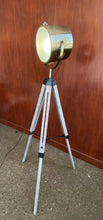 Cargar imagen en el visor de la galería, Lámpara trípode con proyector (65 x 95,5-137,5 cm), color bronce