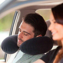 Cargar imagen en el visor de la galería, Cojín de viaje hinchable 36x30x10cm - Almohada de viaje suave y resistente - Ideal para largos viajes en avión, tren o coche - Color negro - Marca Intex