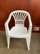Cargar imagen en el visor de la galería, Silla resina blanca de plástico con respaldo alto para exterior, tanto como jardín, terraza, playa o camping.