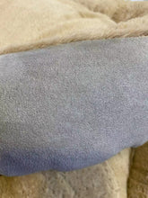 Cargar imagen en el visor de la galería, COJIN REDONDO PARA PERRO LUJO 3 C0LORES Ø54 CM H9 CM