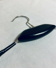 Cargar imagen en el visor de la galería, 5 Perchas para colgar ropa vestimenta prendas, negro, armario