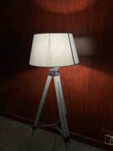 Cargar imagen en el visor de la galería, Lámpara de pie ajustable de madera tipo trípode con pantalla gris para el hogar con interruptor, tono de color gris moderno, Para Cualquiera habitación Salón Escritorio