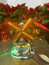 Cargar imagen en el visor de la galería, Escena Molino Navideño con Luces LED, Música y Movimiento | Decoración Navidad 30,5 cm – Funciona con Pilas