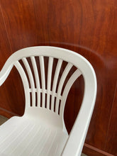 Cargar imagen en el visor de la galería, Silla resina blanca de plástico con respaldo alto para exterior, tanto como jardín, terraza, playa o camping.
