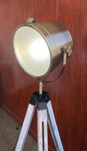 Cargar imagen en el visor de la galería, Lámpara trípode con proyector (65 x 95,5-137,5 cm), color bronce