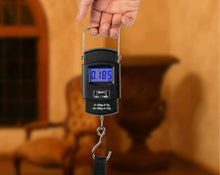 Cargar imagen en el visor de la galería, Báscula Eléctrica Portátil Digital Colgante 10g - 50kg, Báscula para Equipaje para Pesar Maletas o Bolsas de Viaje - Medición Precisa con Pantalla LCD y Visión Nocturna