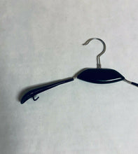 Cargar imagen en el visor de la galería, 5 Perchas para colgar ropa vestimenta prendas, negro, armario