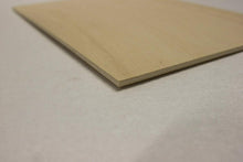 Cargar imagen en el visor de la galería, Tablero madera contrachapado 4 mm chapas de abedul lijado en ambas caras.