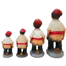 Cargar imagen en el visor de la galería, Figura Pastor Cagando Resina Pesebre Belén Decoración de Navidad