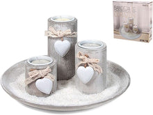 Cargar imagen en el visor de la galería, Bandeja con 3 portavelas de Madera con corazón y Arena Blanca Velas Decorativas