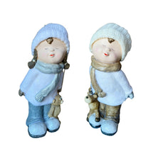 Cargar imagen en el visor de la galería, Figura decoracion niño y niña con peluche gorro ana ideal decorar Navidad 42x15 cm