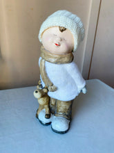 Cargar imagen en el visor de la galería, Figura decoracion niño y niña con peluche gorro ana ideal decorar Navidad 42x15 cm