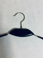 Cargar imagen en el visor de la galería, 5 Perchas para colgar ropa vestimenta prendas, negro, armario
