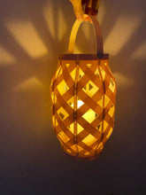 Cargar imagen en el visor de la galería, Farol rattan para exterior terraza jardín, crema, con forma de vela, led luz