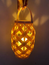 Cargar imagen en el visor de la galería, Farol rattan para exterior terraza jardín, crema, con forma de vela, led luz