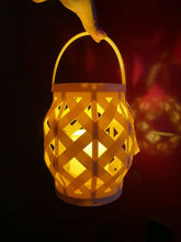 Cargar imagen en el visor de la galería, Farol rattan para exterior terraza jardín, crema, con forma de vela, led luz