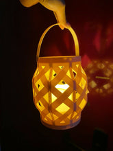 Cargar imagen en el visor de la galería, Farol rattan para exterior terraza jardín, crema, con forma de vela, led luz