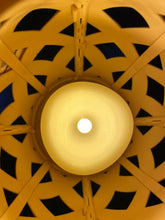 Cargar imagen en el visor de la galería, Farol rattan para exterior terraza jardín, crema, con forma de vela, led luz