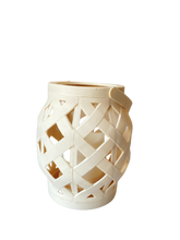 Cargar imagen en el visor de la galería, Farol rattan para exterior terraza jardín, crema, con forma de vela, led luz