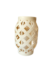 Cargar imagen en el visor de la galería, Farol rattan para exterior terraza jardín, crema, con forma de vela, led luz