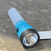 Cargar imagen en el visor de la galería, Linterna de Mano Portatil Emegencia Sumegible y Estanca LED Funciona con Pilas AA ideal para camping, pesca o largas caminatas en el bosque - Maxia Market
