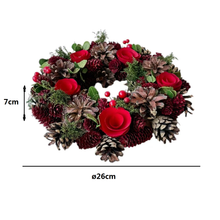 Cargar imagen en el visor de la galería, Corona Decorativa de Piñas y Flores Rojas Ø26x7cm – Ideal para Decoración Navideña
