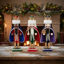 Cargar imagen en el visor de la galería, Conjunto de 3 Figuras de los Reyes Magos Cascanueces de Madera - Adorno Tradicional para Navidad y Día de Reyes
