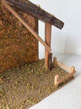 Cargar imagen en el visor de la galería, Casa Portal Madera con musgo  para belén de un Nacimiento navidad diseño realista
