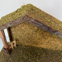 Cargar imagen en el visor de la galería, Casa Portal Madera con musgo  para belén de un Nacimiento navidad diseño realista
