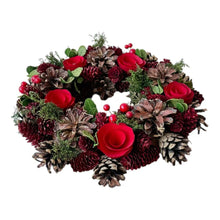 Cargar imagen en el visor de la galería, Corona Decorativa de Piñas y Flores Rojas Ø26x7cm – Ideal para Decoración Navideña
