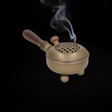 Cargar imagen en el visor de la galería, Quemador de Incienso de Latón con Mango de Madera 8,5x21 cm – Incensario con Rejilla y Base Elevada
